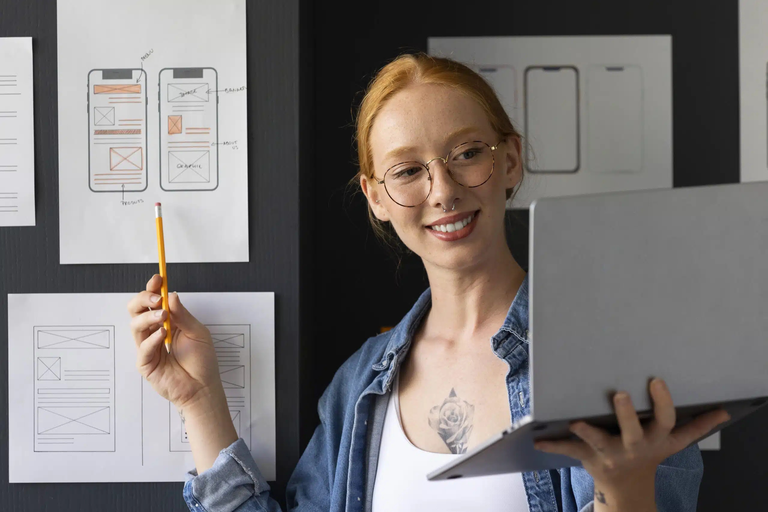 Diseñadora mostrando wireframes de aplicación móvil en proceso de desarrollo