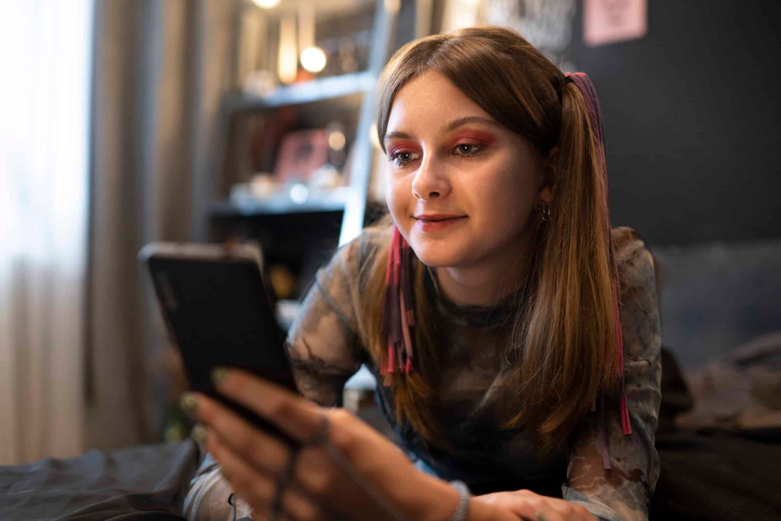 Mujer joven revisando redes sociales en su smartphone