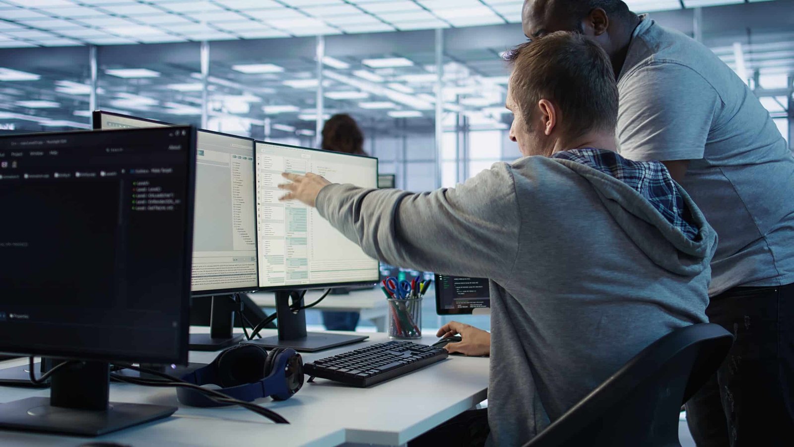 Desarrolladores trabajando en código para sitio web personalizado